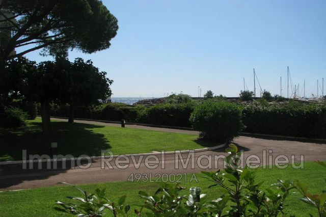 Studio Mandelieu-la-Napoule Bord de mer,  Location saisonnière studio   31&nbsp;m&sup2;